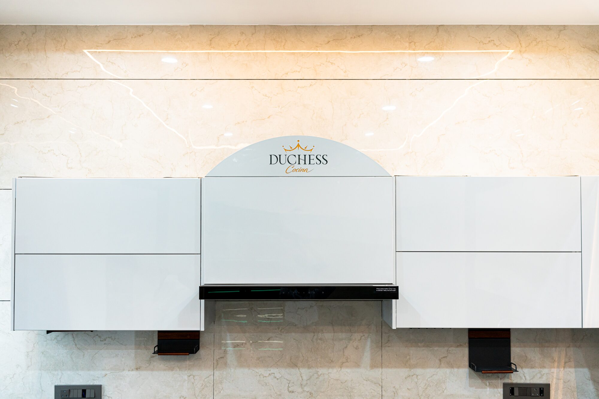 Duchess Cocina crest detail above the range hood