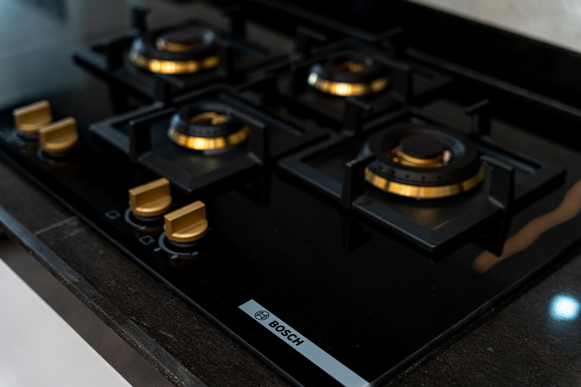Built-in gas hob with brass burner caps