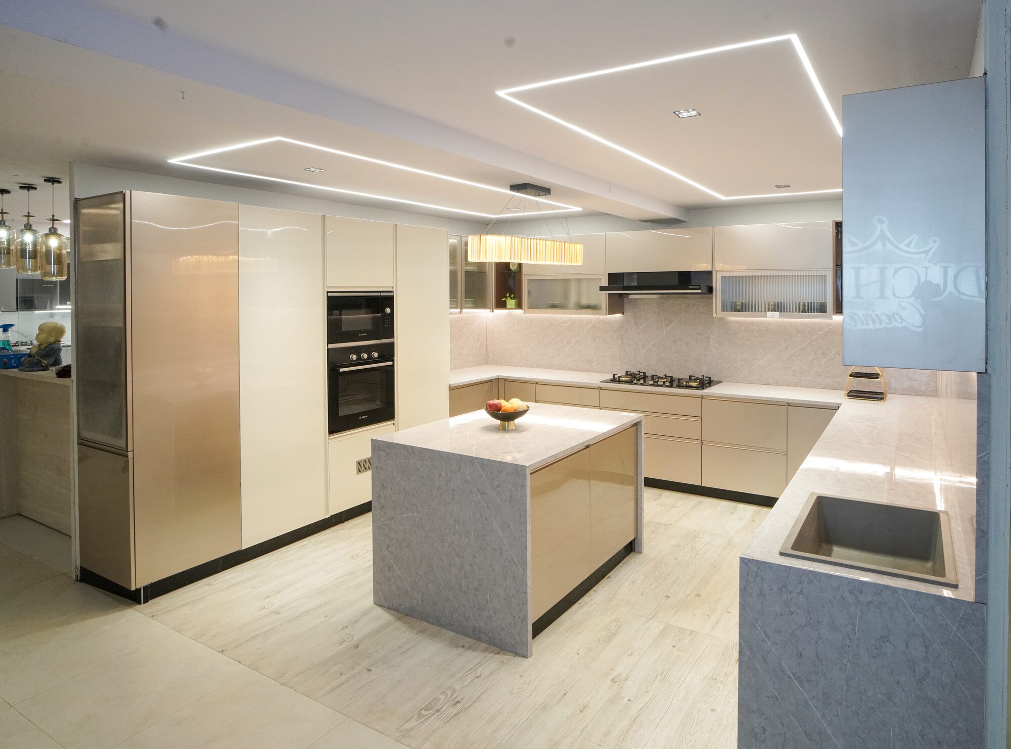 Duchess Cocina champagne gloss modular kitchen with marble backsplash